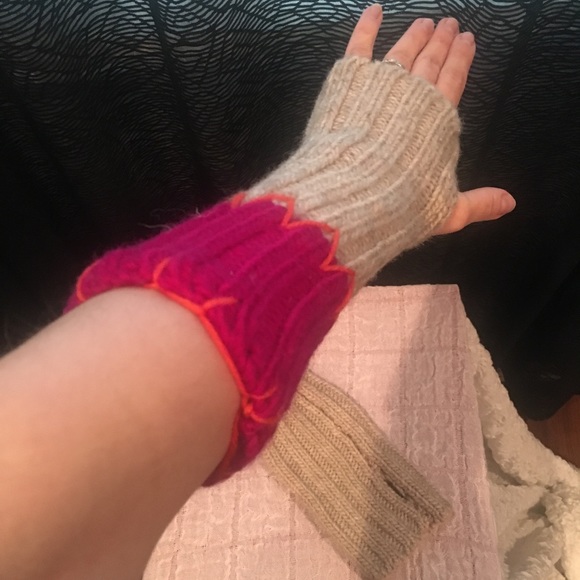Virginia Johnson Fingerless Gloves - Picture 4 of 5